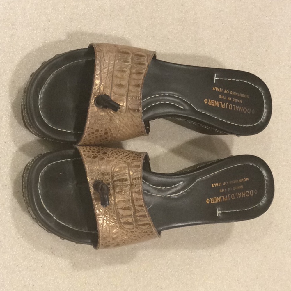 Donald Pliner wedge
